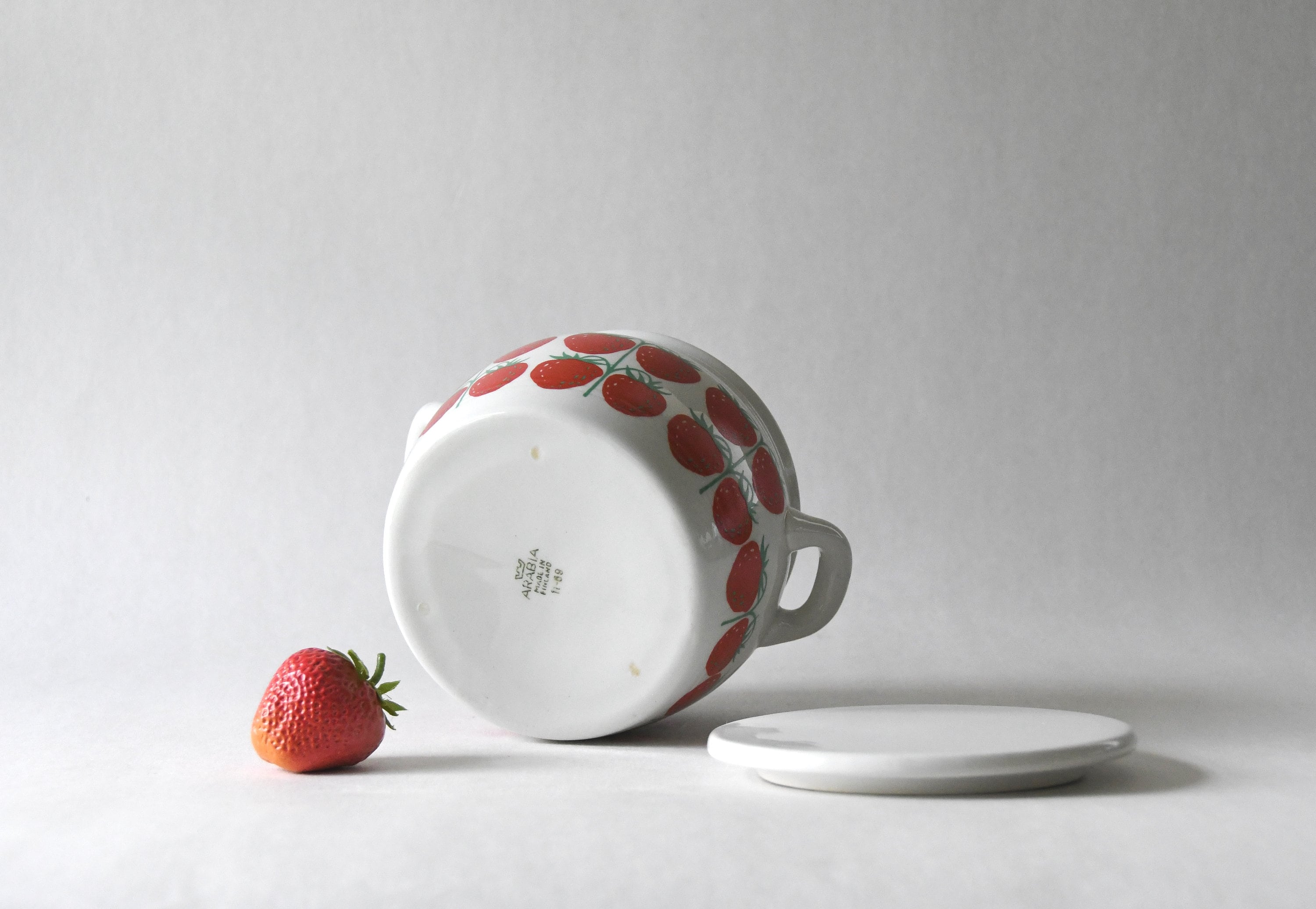 POMONA by Arabia Finland. Strawberry Jar. Lidded Pot. Scandinavian