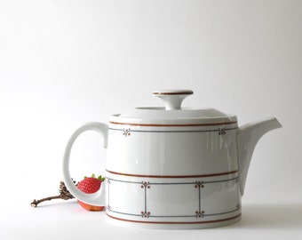 Teapot TIVOLI. Bing Grondahl Denmark. Design by Martin Hunt. Tea pot. Danish design