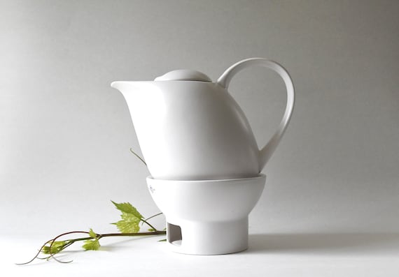 Soholm Dänemark. Weiße Teekanne. Minimalistisches Design von Per Rehfeldt. Modern dänisch mit Stövchen
