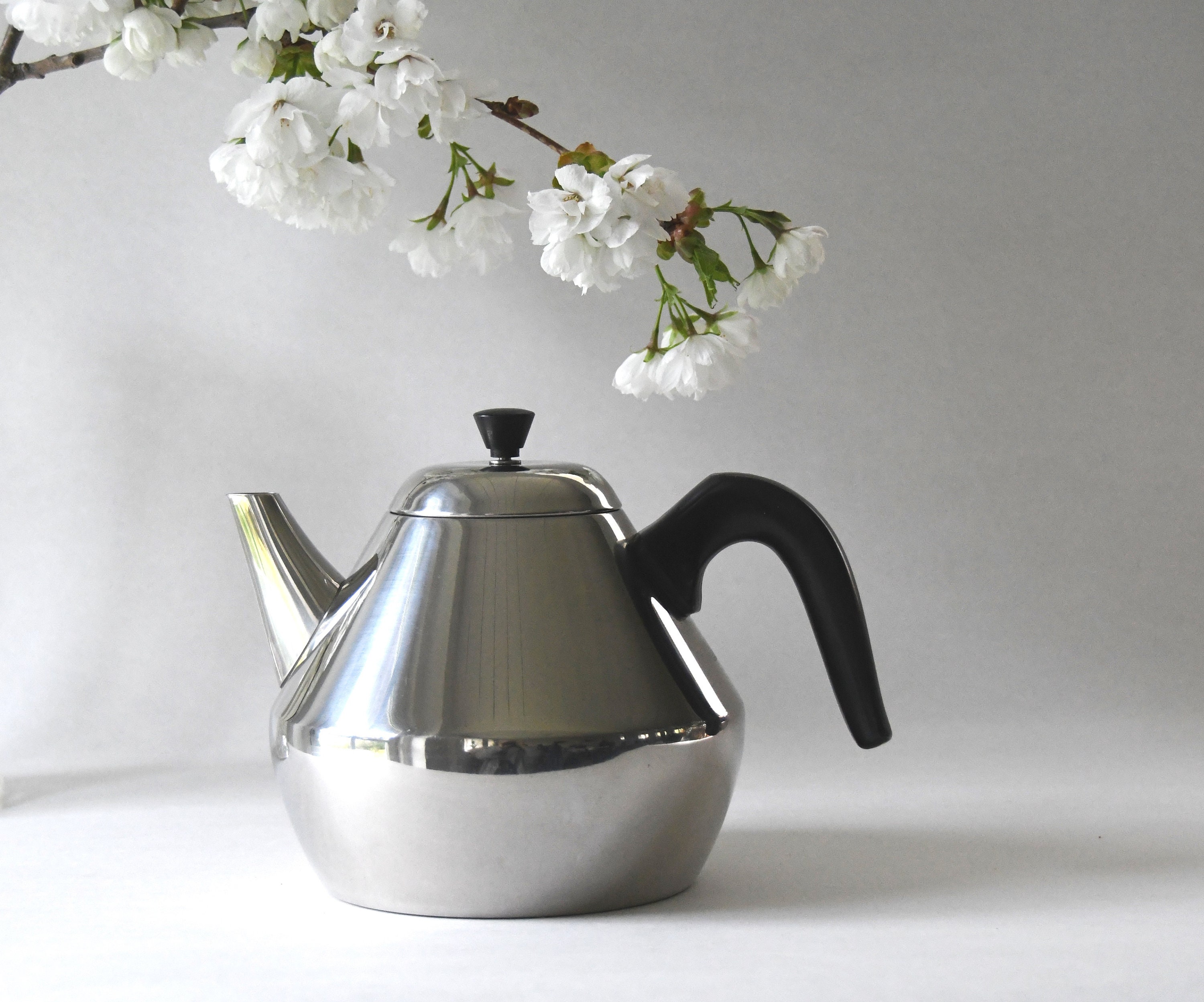Sigvard Bernadotte for Nils Johan. Hollywood Kettle. Made in