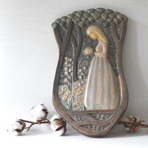 Dekoracja ścienna autorstwa Irmy Yourstone. Relief / Tabliczka ścienna. Szwedzki vintage z lat 60. Skandynawska nowoczesna kamionka. Szwedzka sztuka ścienna z połowy XX wieku
