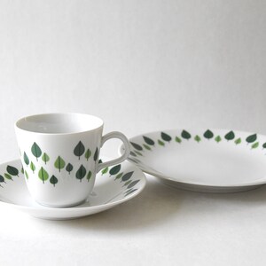 Puede incluir: Juego de taza, platillo y plato de cer&aacute;mica blanca. La taza y el platillo tienen un dise&ntilde;o de hojas verdes. El plato tiene un borde de hojas verdes. Ideal para servir t&eacute; o caf&eacute;.