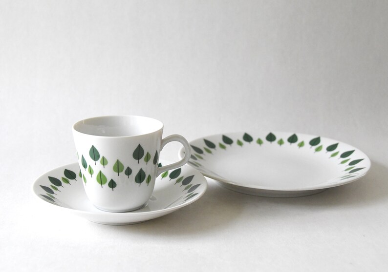 Puede incluir: Juego de taza, platillo y plato de cer&aacute;mica blanca. La taza y el platillo tienen un dise&ntilde;o de hojas verdes. El plato tiene un borde de hojas verdes. Ideal para servir t&eacute; o caf&eacute;.