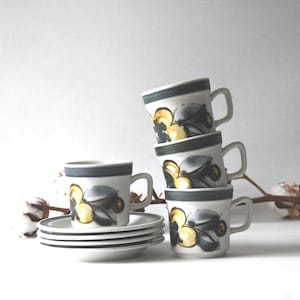 カップ＆ソーサー4客セット。インガー・ワーゲがスタヴァンゲルフリントのためにデザインしたSENJA。ヴィンテージ、手描き、ノルウェー製。