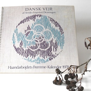 Haandarbejdets fremme. Punto de cruz del tiempo danés. Gremio de artesanía danés. Libro de punto de cruz de Su Majestad la Reina Margarita. Anuario 1978