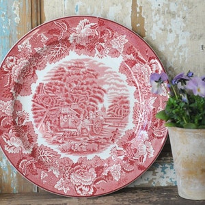Piatto da portata Enoch Woods in ceramica rosa con decorazione a trasferimento, raffigurante un paesaggio inglese. Oggetto da collezione a tema rurale. Red Woods Ware