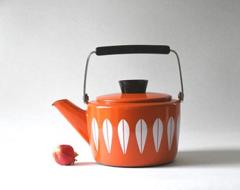 Lotus Cathrineholm. Kettle by Grete Prytz Kittelsen. Mid-century Modern Orange Red Tea pot. Scandinavian Enamelware in Exellent Condition!