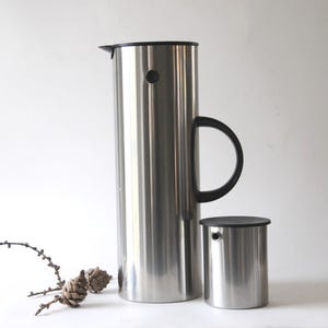 Ligne Stelton Cylindra. Ensemble cafetière / pichet isotherme et crémier par Erik Magnussen. Design danois. EM77 Scandinave Mid-Century Moderne