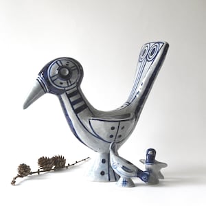 Danish studio pottery. Rare Birds by Gerd Hiort Petersen. Large figurine and small chickens. Soholm Bornholm. Mid century modern sculpture
