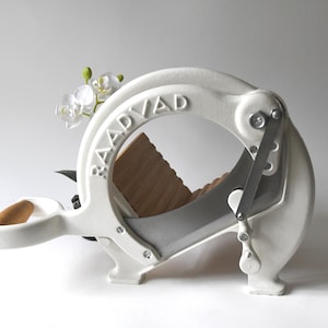 Cortador de pan danés. Rebanadora de pan blanca Raadvad Dinamarca. Cortador de pan. Cocina moderna de mediados de siglo para el panadero casero.