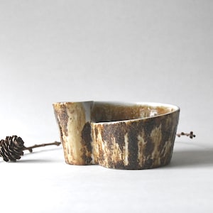 Maceta para ikebana. Maceta arquitectónica modernista. Yamasan. Cerámica japonesa con forma de corazón. Estilo moderno de mediados de siglo - Era Eames.