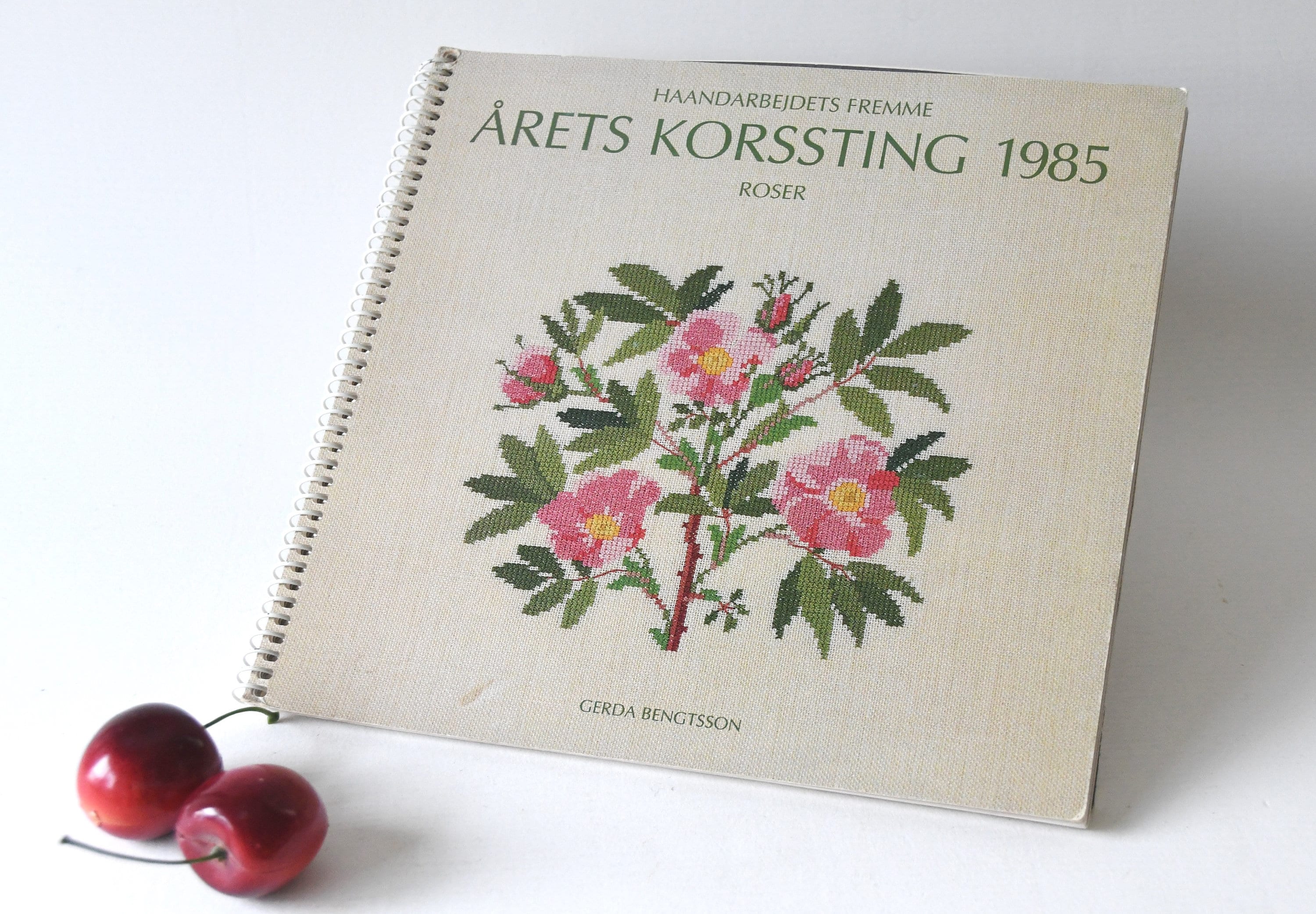 Roses Cross Stitch. Book 1985 Haandarbejdets Fremme. Danish