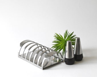 Grille à pain Stelton Cylinda Line par Arne Jacobsen. Poivre et Sel en Palissandre par Tias Eckhoff pour Lundtofte. Petit-déjeuner continental danois moderne