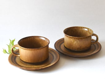 Tasses à thé et soucoupes Höganäs. Signé Persson-Melin. Ensembles suédois de deux grandes tasses Hoganas. Scandinave moderne à collectionner