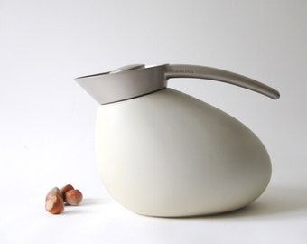 Georg Jensen Termos Quack. Caraffa da caffè moderna isolata. Designer Maria Berntsen Danimarca