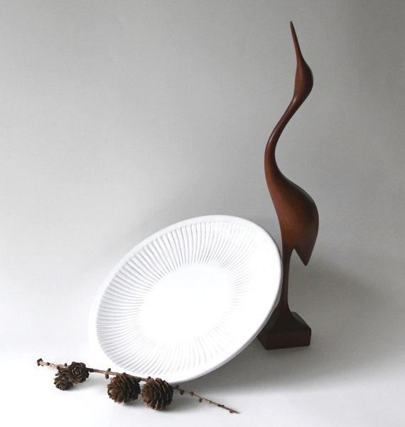 Großer Teller / Servierteller von Løvemose Dänemark. Weißer Keramik Teller von Lovemose. Dänisches modernes Design. Mid Century Modern Keramik