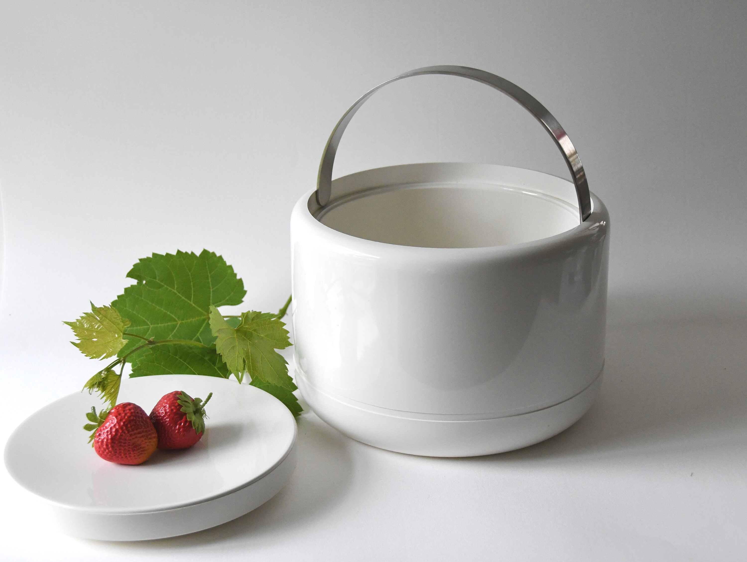 エリック・マグヌッセンによるステルトン・バーウェア。アイスバケツ