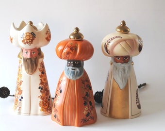 Bougeoirs. Les Rois Mages arrivent à Bethléem pour Noël. Scène Design Mads. Crèche moderne danoise. Poterie vintage