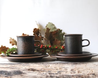 Arabia Finland Two Ruska Coffee cups saucers and plates by Ulla Procope. Pair - Modern Stoneware Made in Finland. Scandinavian Mid century