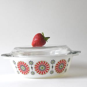 JAJ Pyrex. Iris rojo raro. Bol con flores rojas y verdes. Tapa y plato. Vidrio Pyrex para estufa, década de 1960.