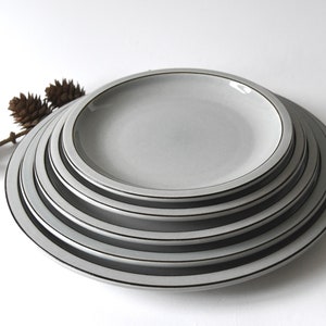 Piatti Quistgaard Columbia. Design danese. Cinque taglie dalla merenda alla cena. Scegli il tuo preferito. Moderno di metà secolo. Gres scandinavo immagine 3