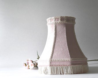Abat-jour boudoir parisien. Abat-jour vintage à clip en rose pastel des années 1950 avec bordure en soie. Belle abat-jour romantique français avec clip pour ampoule