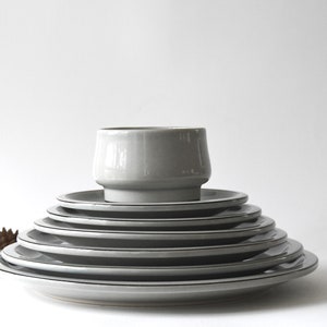 Piatti Quistgaard Columbia. Design danese. Cinque taglie dalla merenda alla cena. Scegli il tuo preferito. Moderno di metà secolo. Gres scandinavo immagine 1