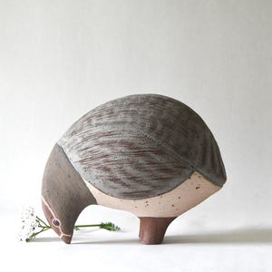 Svensk keramik av Thomas Hellström Nittsjö. Rapphöna. Modernistisk figurin. Mitten av århundradet modernt