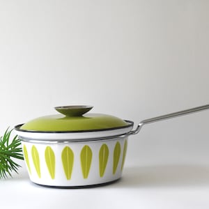 Cathrineholm-lotus. Braadpan van Grete Prytz Kittelsen. Kookpot met deksel. Modern uit het midden van de eeuw. Scandinavisch modernistisch emailwerk