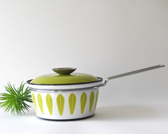 Cathrineholm Lotus. Casserole by Grete Prytz Kittelsen. Cooking Pot with lid. Mid-century Modern. Scandinavian modernist Enamelware