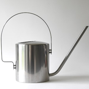 Regadera Stelton Cylinda. Diseño danés. Acero cepillado. Minimalista y moderno de mediados de siglo.