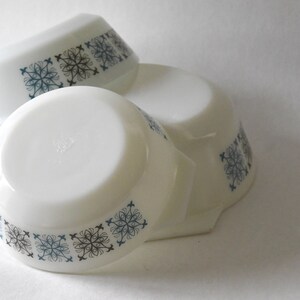 JAJ Pyrex. 3 X Chelsea Bowls With Lid. Blue Flowers. Pyrex Glass ...