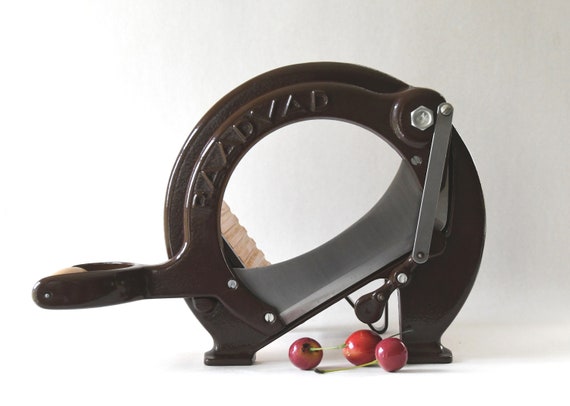Dänische Brotschneidemaschine. Mid-Century dänischer Raadvad Brotschneider. Vintage Industrieküche Design Modell 294