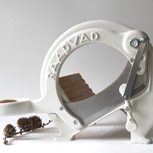 Puede incluir: Un juego de tres tazas de cerámica con un acabado mate moteado. Las tazas son de color crema, marrón claro y marrón oscuro. Cada taza tiene un diseño simple y minimalista.