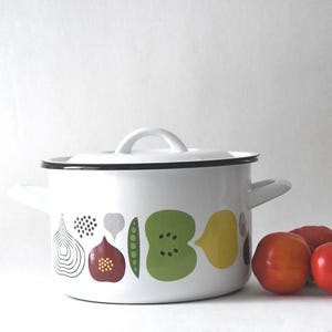 Olla para cocinar, verduras de Kaj Franck. Esmalte moderno de mediados de siglo. Hackman Finlandia/ Raadvad Dinamarca