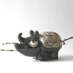 Lisa Larson Rhino, serie Gustavsberg Jura. Ceramica artistica svedese. Gres MCM