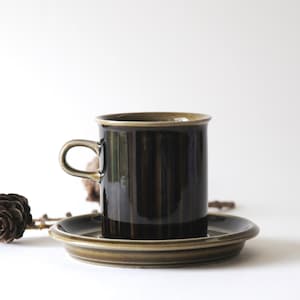 Arabia Finland KOSMOS. Tea set by Gunvor Olin-Grönqvist / Ulla Procopé. Cup an saucer. Signed GOG Scandinavian mid-century modern