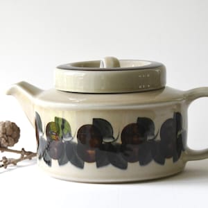 Arabia Finland Ruija Teapot by Raija Uosikkinen and Ulla Procopé. Scandinavian Mid century Modern. Made in Finland.