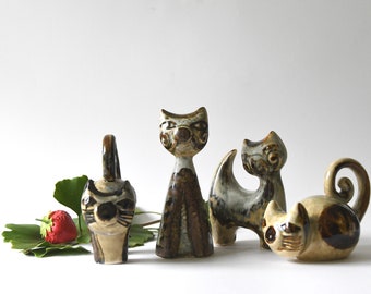 Danish modern stoneware. Cat figurines by Joseph Simon. Soholm. Danish Design. Søholm Bornholm - Art Pottery 1972
