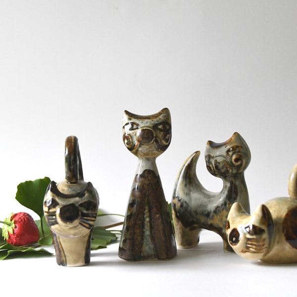 Danish modern stoneware. Cat figurines by Joseph Simon. Soholm. Danish Design. Søholm Bornholm - Art Pottery 1972