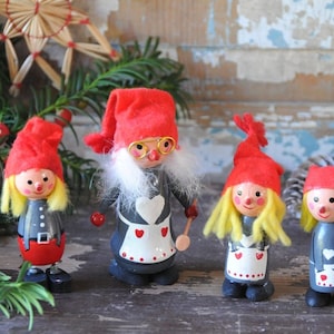 Danska julgranskulor med 4 ikoniska tomtefigurer, skandinavisk tomtefamilj 1970-tal. Samlarobjekt i trä, Daells Varehus Copenhagen