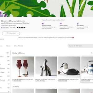 Puede incluir: Captura de pantalla de una tienda de Etsy, HappyMooseVintage, que muestra decoraci&oacute;n del hogar escandinava vintage y contempor&aacute;nea. Los art&iacute;culos destacados incluyen candelabros de cobre, esculturas de cer&aacute;mica y una figura de p&aacute;jaro n&aacute;utico. La tienda es un vendedor estrella.