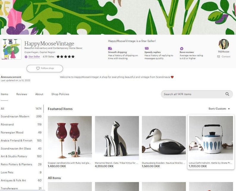 Puede incluir: Captura de pantalla de una tienda de Etsy, HappyMooseVintage, que muestra decoraci&oacute;n del hogar escandinava vintage y contempor&aacute;nea. Los art&iacute;culos destacados incluyen candelabros de cobre, esculturas de cer&aacute;mica y una figura de p&aacute;jaro n&aacute;utico. La tienda es un vendedor estrella.