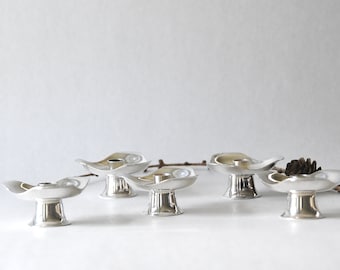 Portacandele danesi moderni. Cinque candelieri placcati in argento. HOH anni '50. Argentiere Hans O' Hansen, Danimarca. MCM