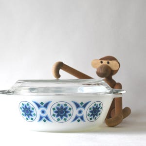 JAJ Pyrex. Sea Lily Bowl with Lid. Blue flowers. Pyrex dish. Glass Stovetop. 1969s Cookery and Serving
