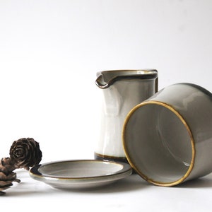 Service à thé Quistgaard TEMA. Crémier à sucre et assiette. Design danois moderne du milieu du siècle. Bing Grøndahl. Ensemble de 3 pièces. image 8