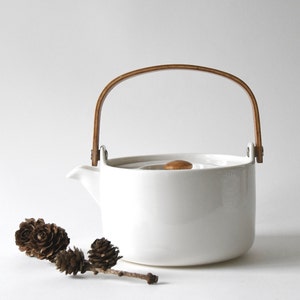 Marimekko Finland. Heikki Orvola White Teapot. Scandinavian Tea maker. Nordic Mid-Century Modern. White dream - gift for Her