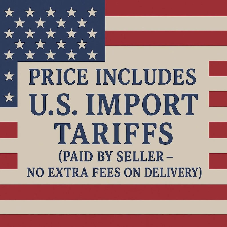 Puede incluir: Imagen con la bandera estadounidense de fondo. El texto en azul marino dice: "PRICE INCLUDES U.S. IMPORT TARIFFS (PAID BY SELLER - NO EXTRA FEES ON DELIVERY)". El fondo es de color beige.