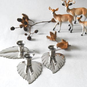 3 candelabros daneses modernos de plata. Candelabros plateados. HOH, década de 1950. Platero Hans O&#39;Hansen, Dinamarca. MCM