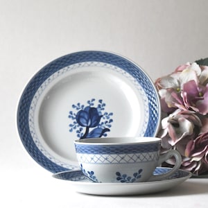 Taza de té, platillo y plato Royal Copenhagen. Tranquebar Blue. Fayenza danesa Art Déco. Vajilla de colección